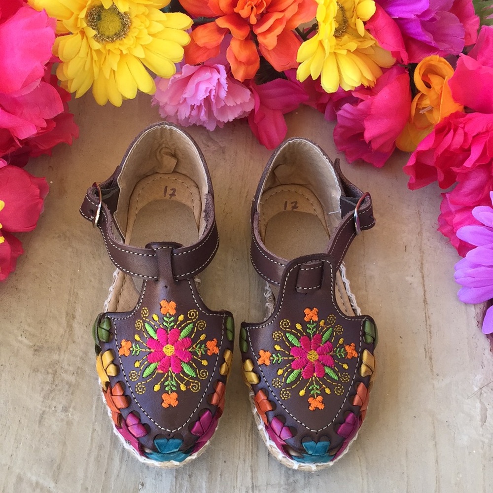 Toddlers Girls Embroidered Shoes / Huaraches NEW